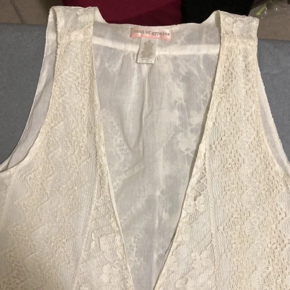 Band of Gypsies Boho Sheer
Lightweight lace lined Vest Size M cream/ivory color - Picture 9 of 11